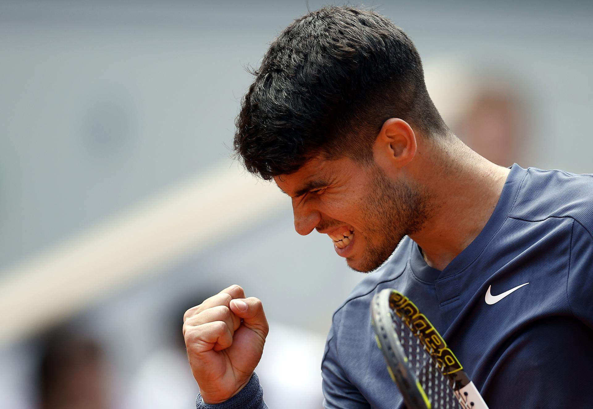 Un Carlos Alcaraz dominante no da opciones a Wolf y arranca Roland Garros intimidando