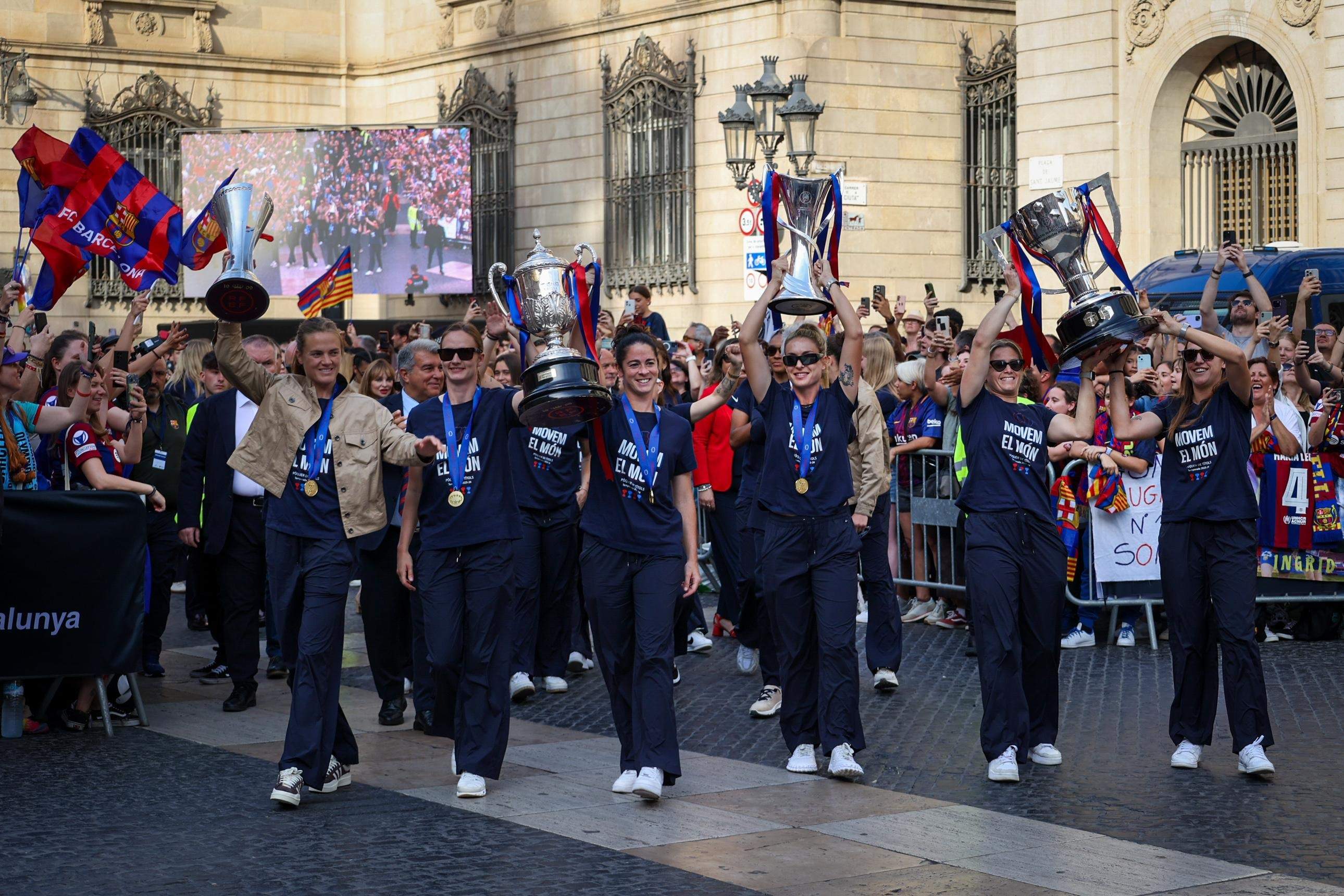 Barcelona recibe al Barça femenino con una majestuosa celebración en la plaza Sant Jaume