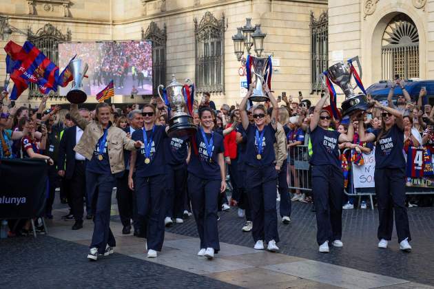 El Barça femení celebra els 4 títols a la Plaça Sant Jaume / Foto: Miquel Muñoz