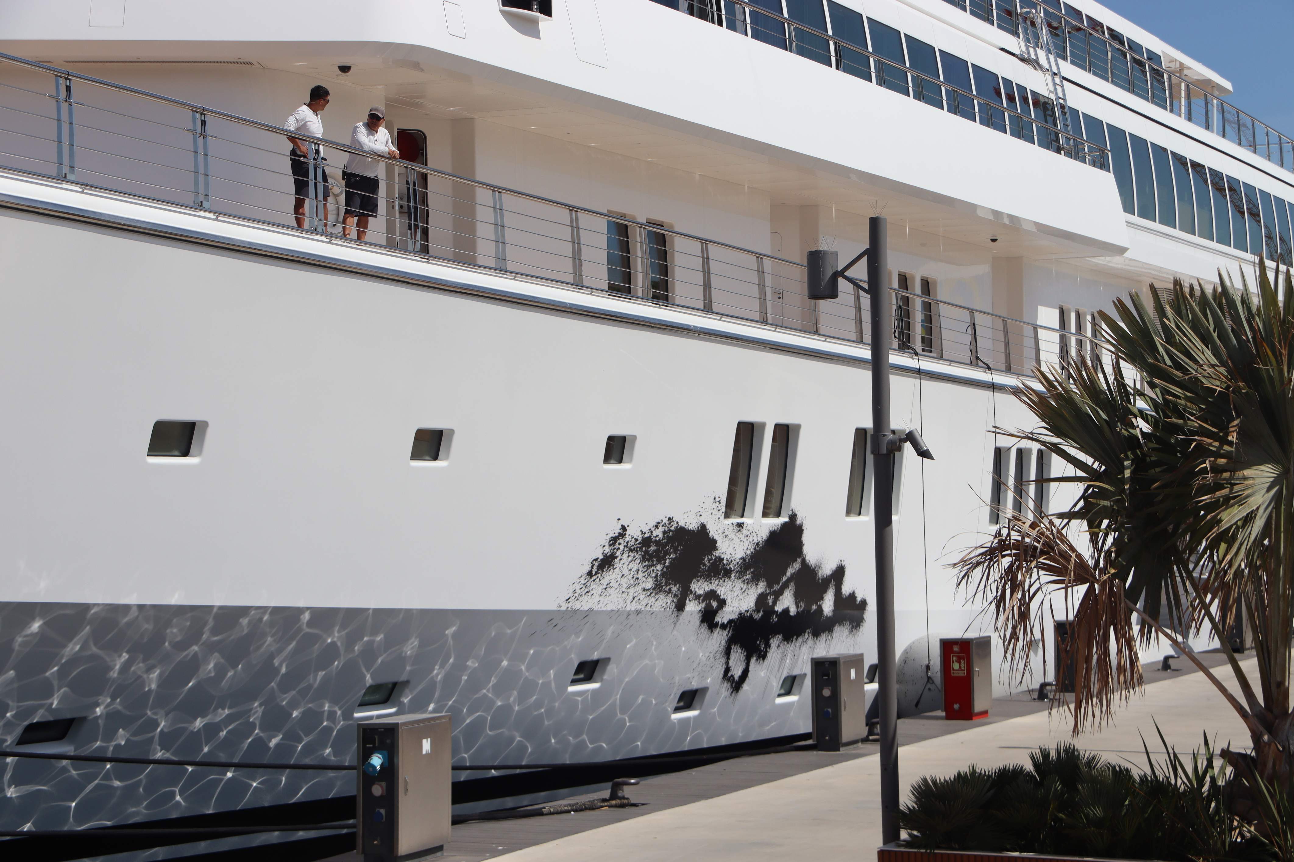 Activistas por el clima rocían con pintura dos megayates en la Marina del Port Vell de Barcelona