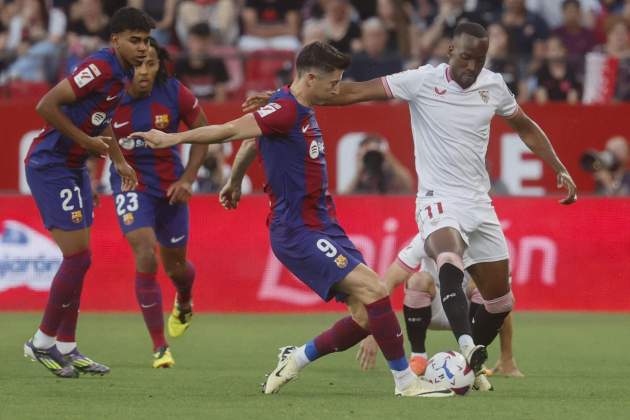 Lewandowski lucha una pelota durante el Sevilla - Barça / Foto: EFE Lewandowski lucha una pelota durante el Sevilla - Barça / Foto: EFE