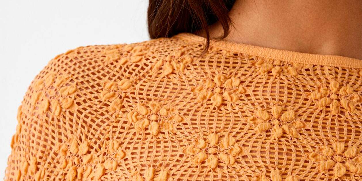 Nos hemos enamorado de la camiseta de manga larga rústica de 25,99 euros de Bershka