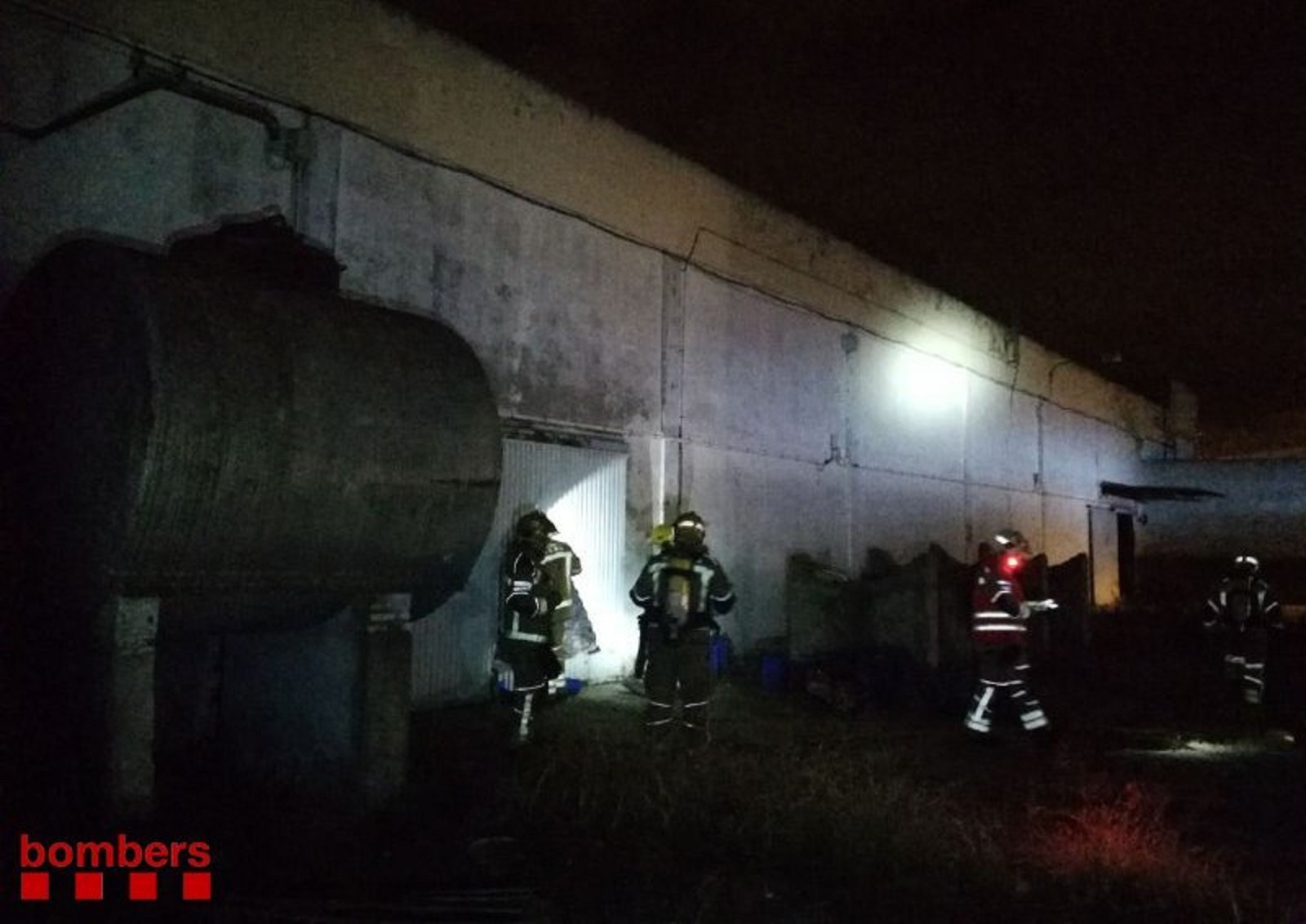 Un incendio quema una industria de barnices en Polinyà