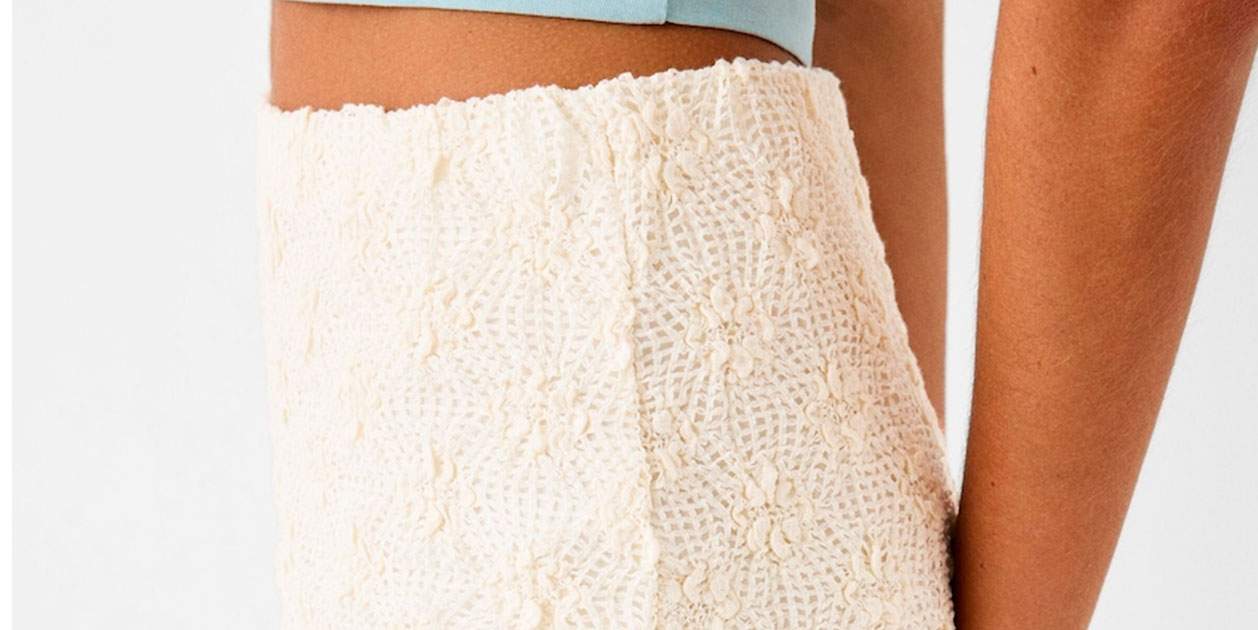 Bershka recupera la falda mini estructura icónica de la Francia de los 90