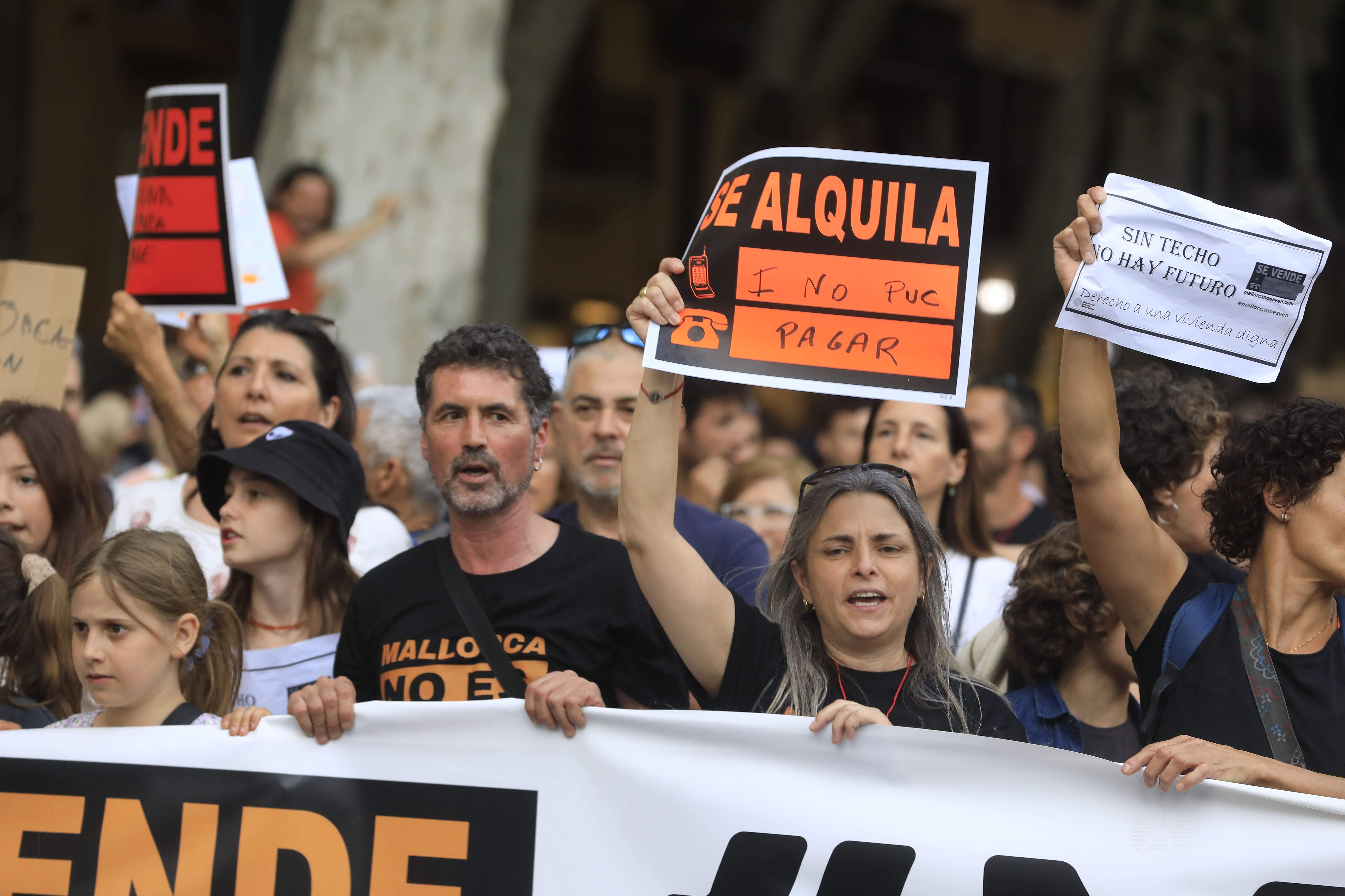 Proponen colapsar el aeropuerto contra el turismo masivo y el Govern balear lo compara con Tsunami