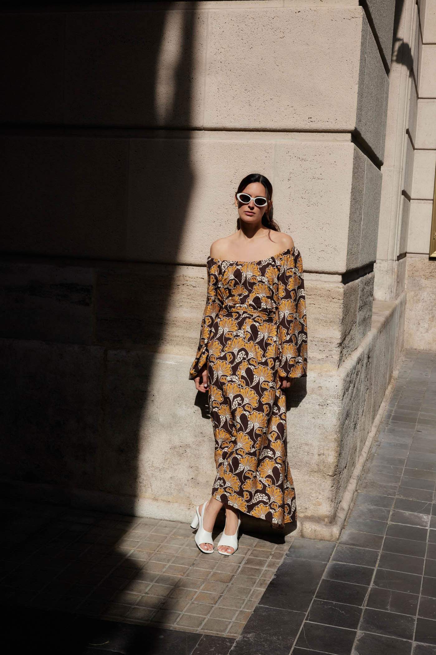 Nos declaramos fans del vestido con el estampado más retro de Sfera