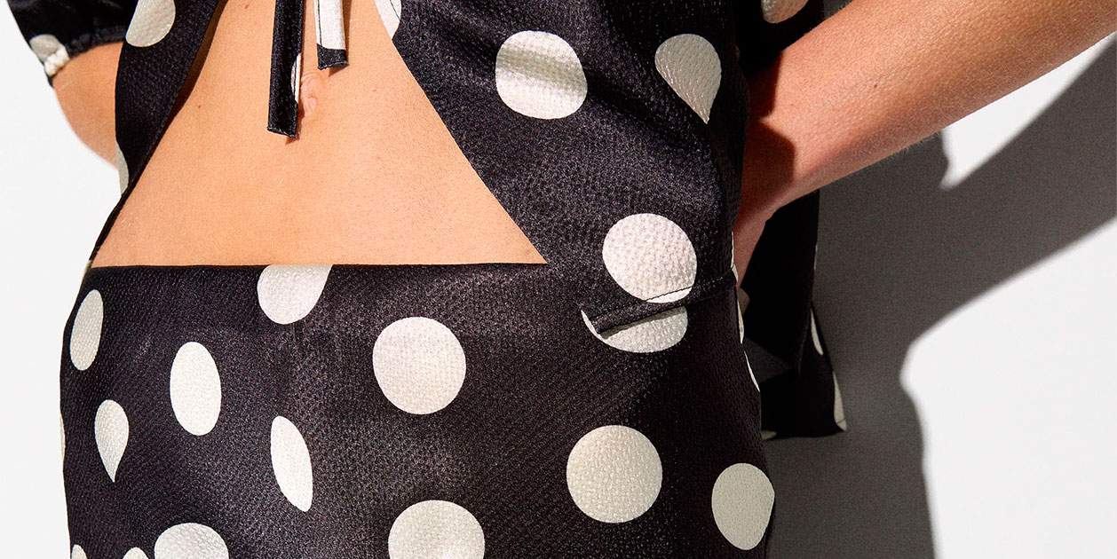 Esta falda negra repleta de lunares blancos de Parfois no va a llegar a fin de mes, vuela