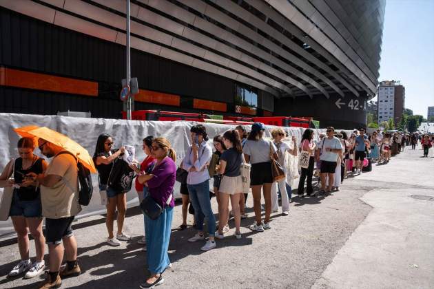 EuropaPress 5991970 decenas personas hacen cola compra merchandising taylor swift alrededores EuropaPress 5991970 decenas personas hacen cola compra merchandising taylor swift alrededores