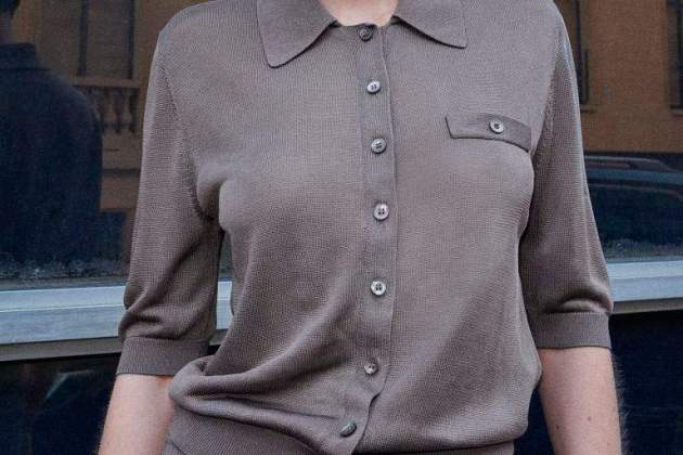 Top con cuello camisero y botonadura frontal1 Top con cuello camisero y botonadura frontal1