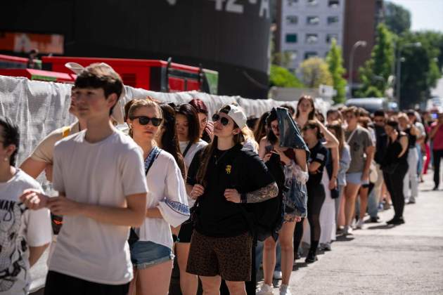 EuropaPress 5991967 decenas personas hacen cola compra merchandising taylor swift alrededores EuropaPress 5991967 decenas personas hacen cola compra merchandising taylor swift alrededores