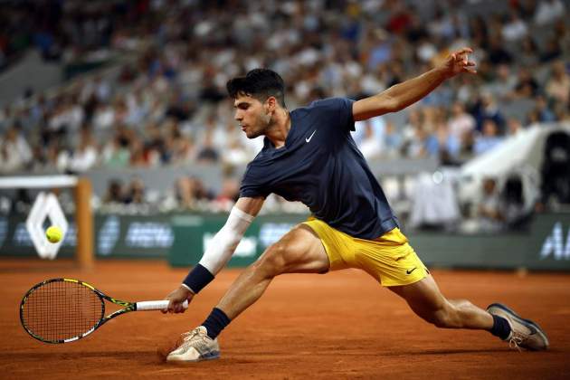 Carlos Alcaraz llega forzado a un revés forzado en Roland Garros / Foto: EFE Carlos Alcaraz llega forzado a un revés forzado en Roland Garros / Foto: EFE