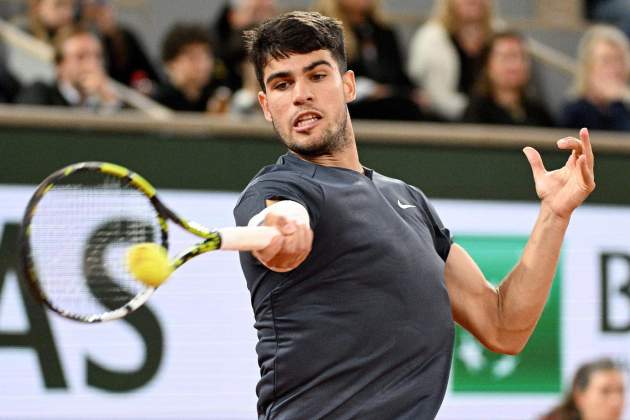 Carlos Alcaraz executa una dreta en Roland Garros / Foto: EFE Carlos Alcaraz executa una dreta en Roland Garros / Foto: EFE