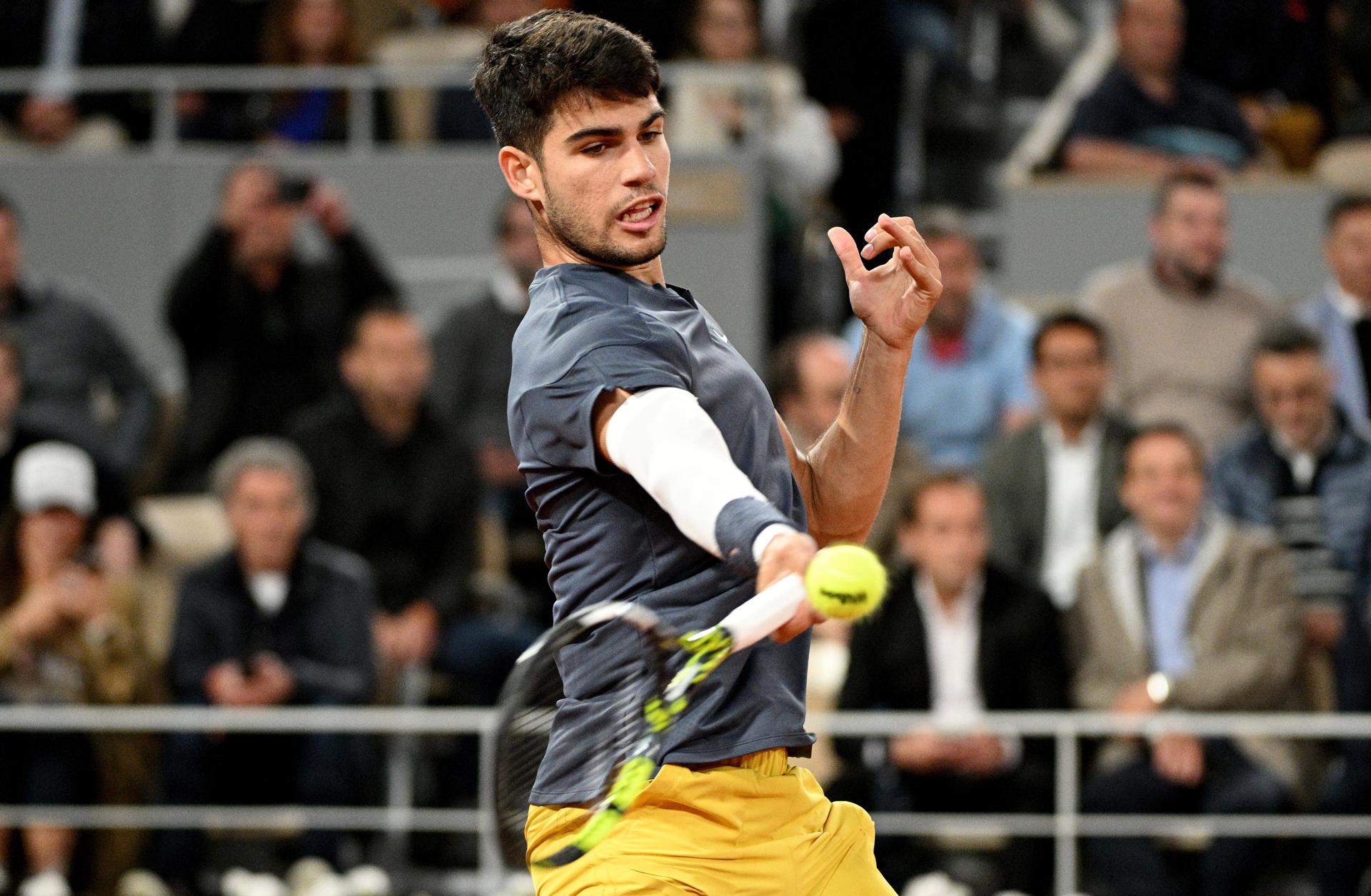 Carlos Alcaraz frena la euforia de De Jong y recibe el primer golpe de atención en Roland Garros