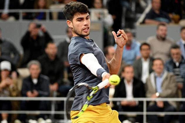 Carlos Alcaraz en acció durant un partit a Roland Garros / Foto: EFE Carlos Alcaraz en acció durant un partit a Roland Garros / Foto: EFE