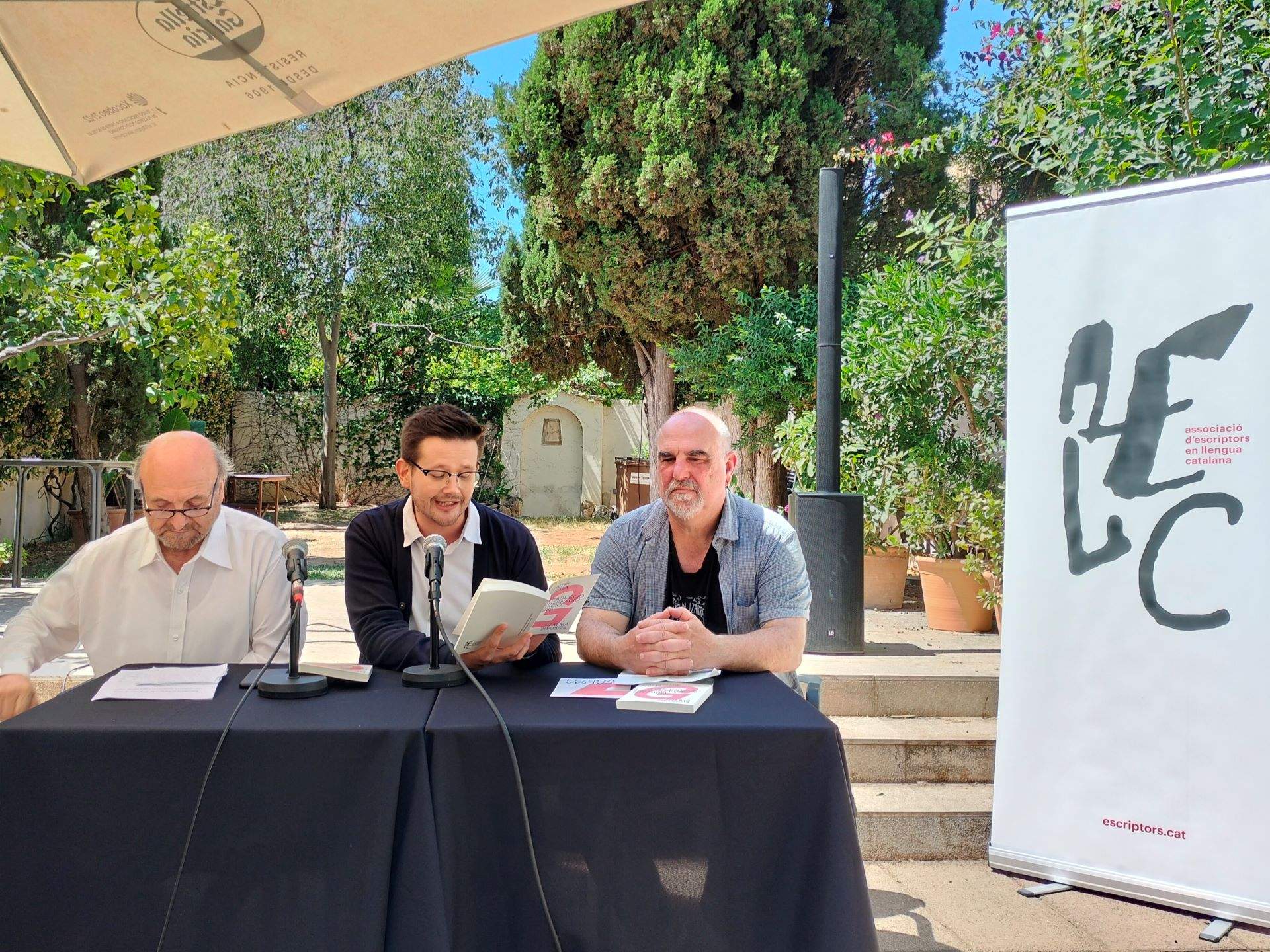 Els escriptors en català, basc i gallec reclamen la protecció i promoció de les seves llengües