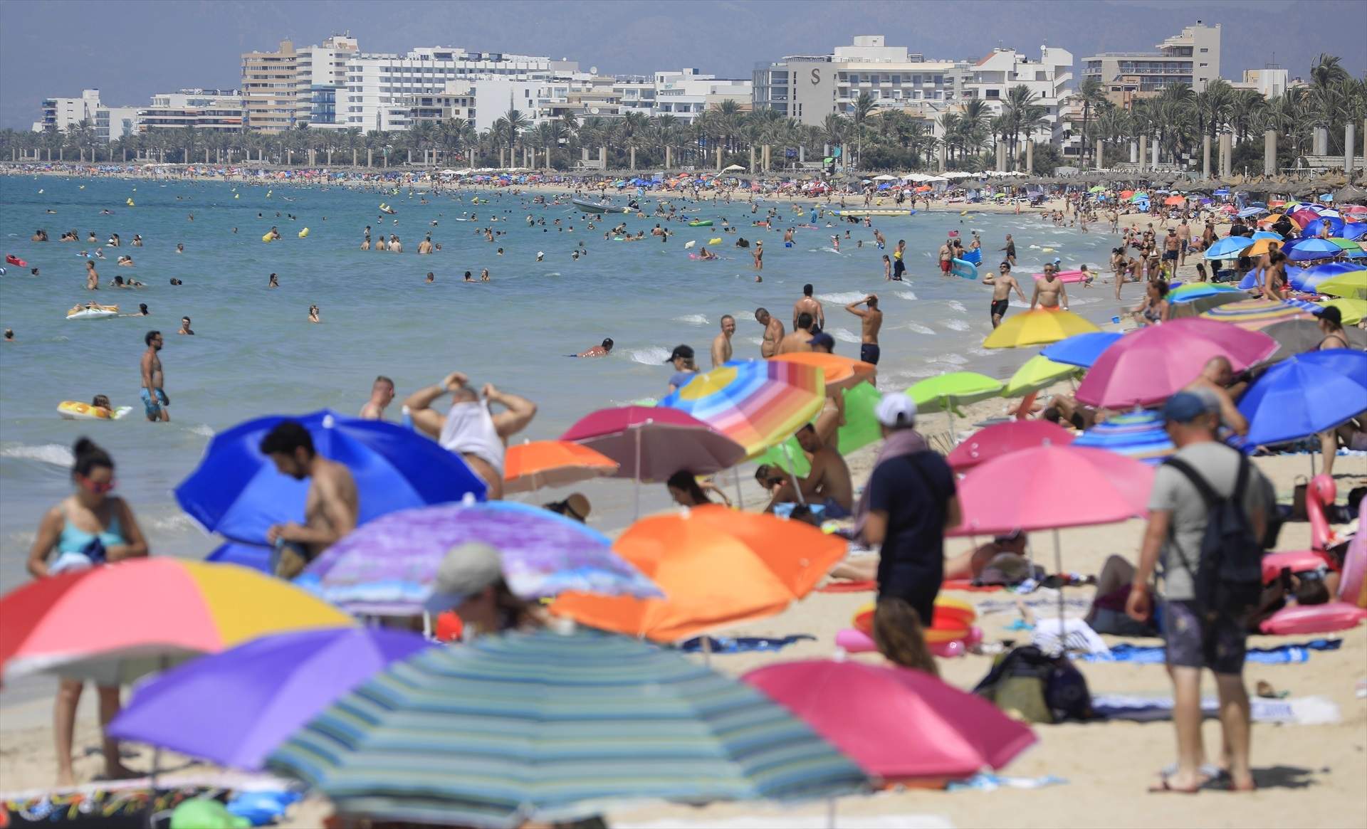 Llamada en las redes a "llenar la playa de mallorquines" para sacar de quicio a Vox