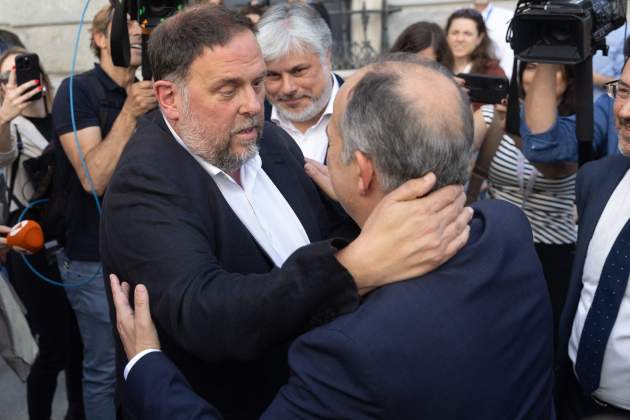 jordi turull y oropéndola junqueras abrazada amnistía congreso foto europa press jordi turull y oropéndola junqueras abrazada amnistía congreso foto europa press