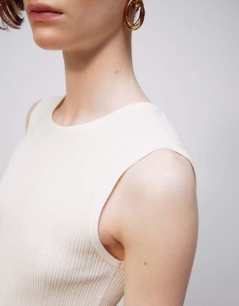 Clase y buen gusto, las mujeres de clase alta eligen el top estrella del verano, está en El Corte Inglés