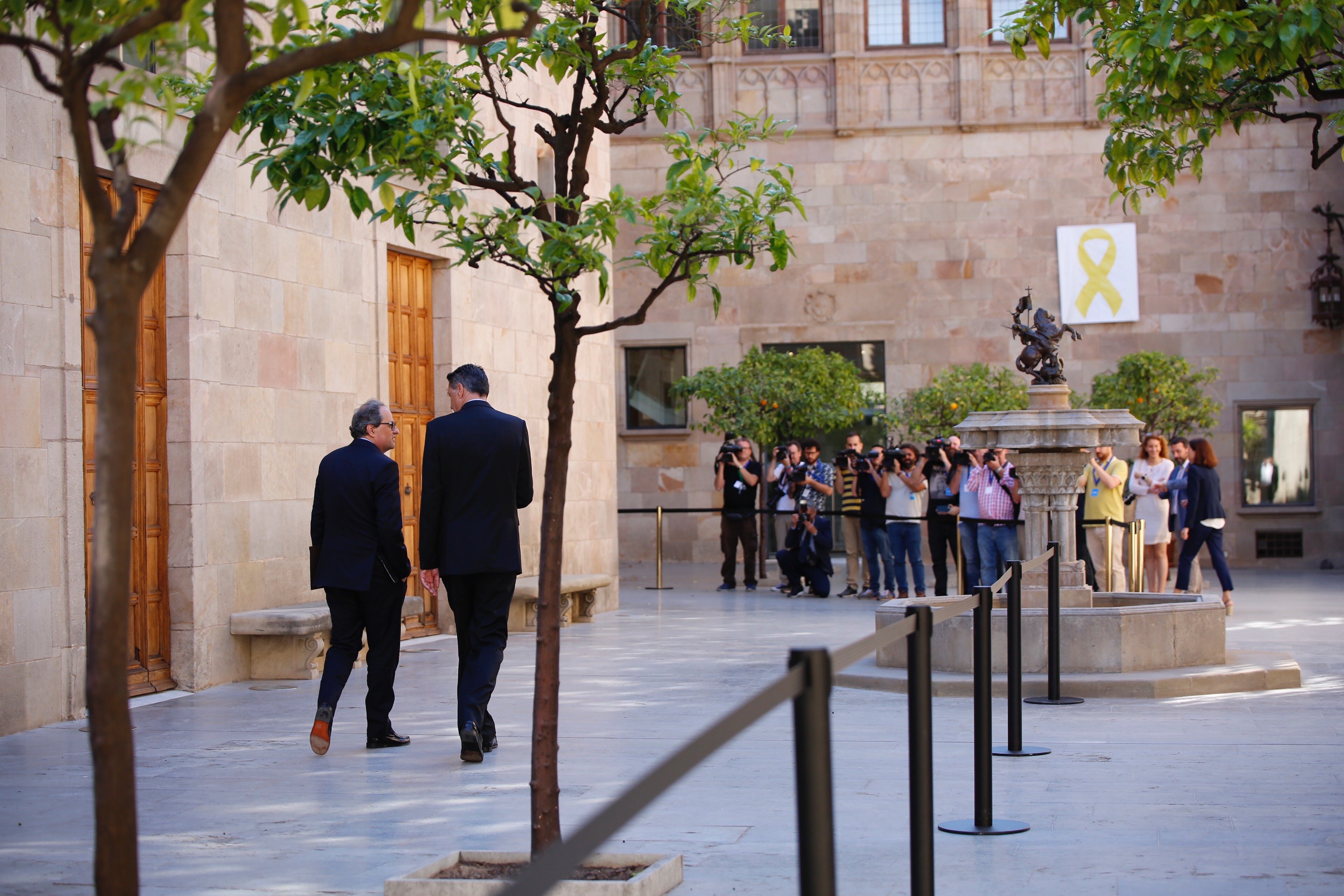 Arrimadas no afloja: ahora va contra el lazo amarillo que hay dentro del Palau de la Generalitat
