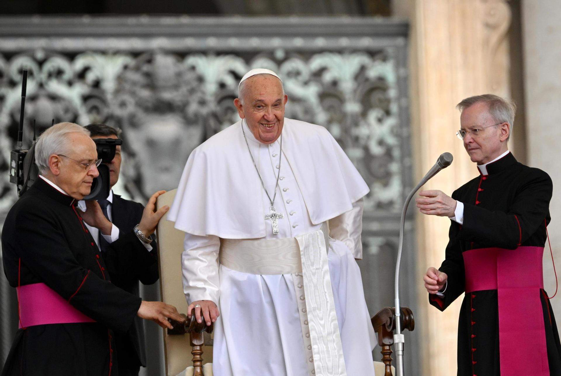 Nuevo patinazo del Papa después de la "mariconería": "Los cotilleos son cosa de mujeres"