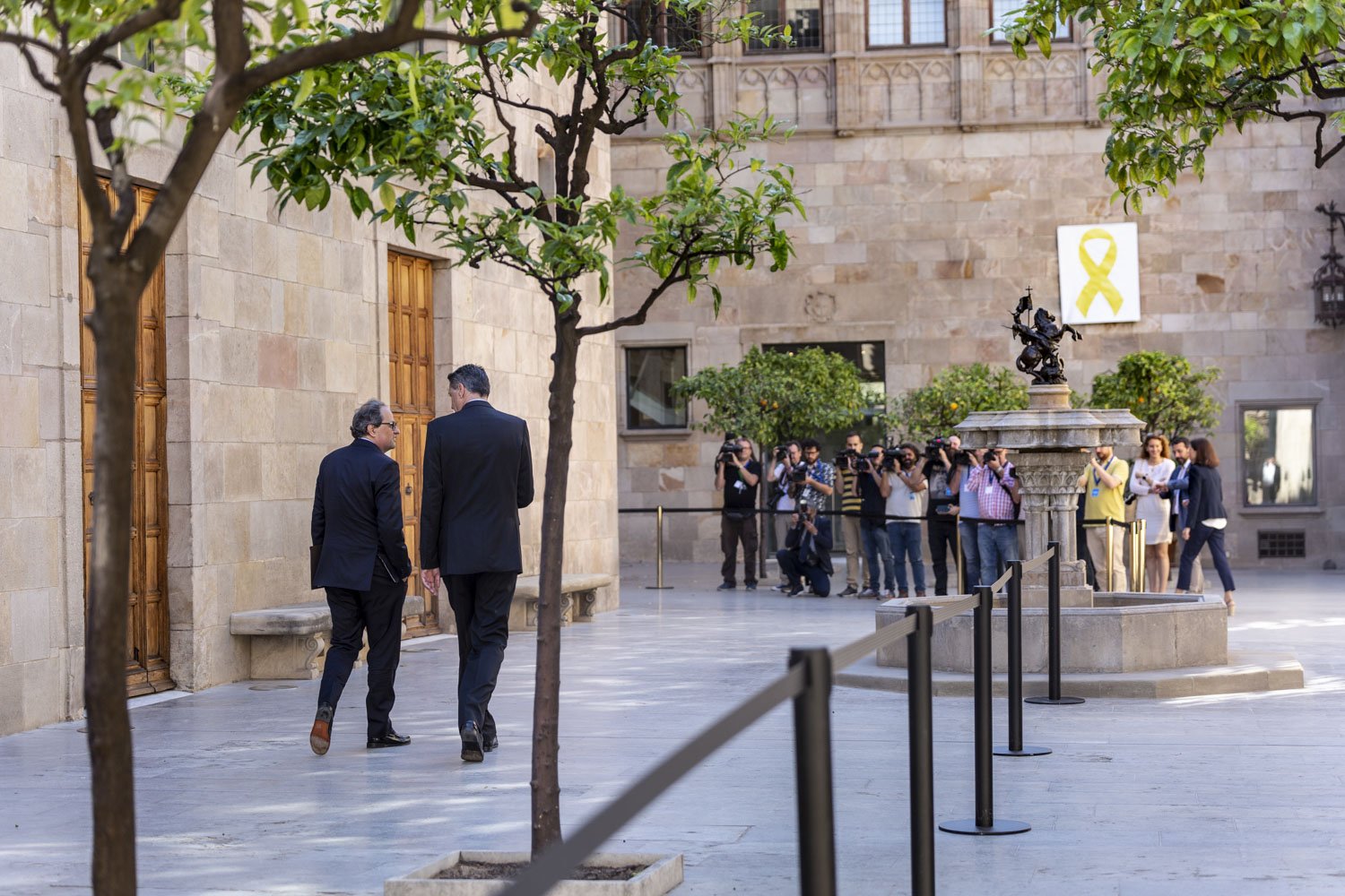 El TSJC estudia la retirada de lazos amarillos de edificios de la Generalitat