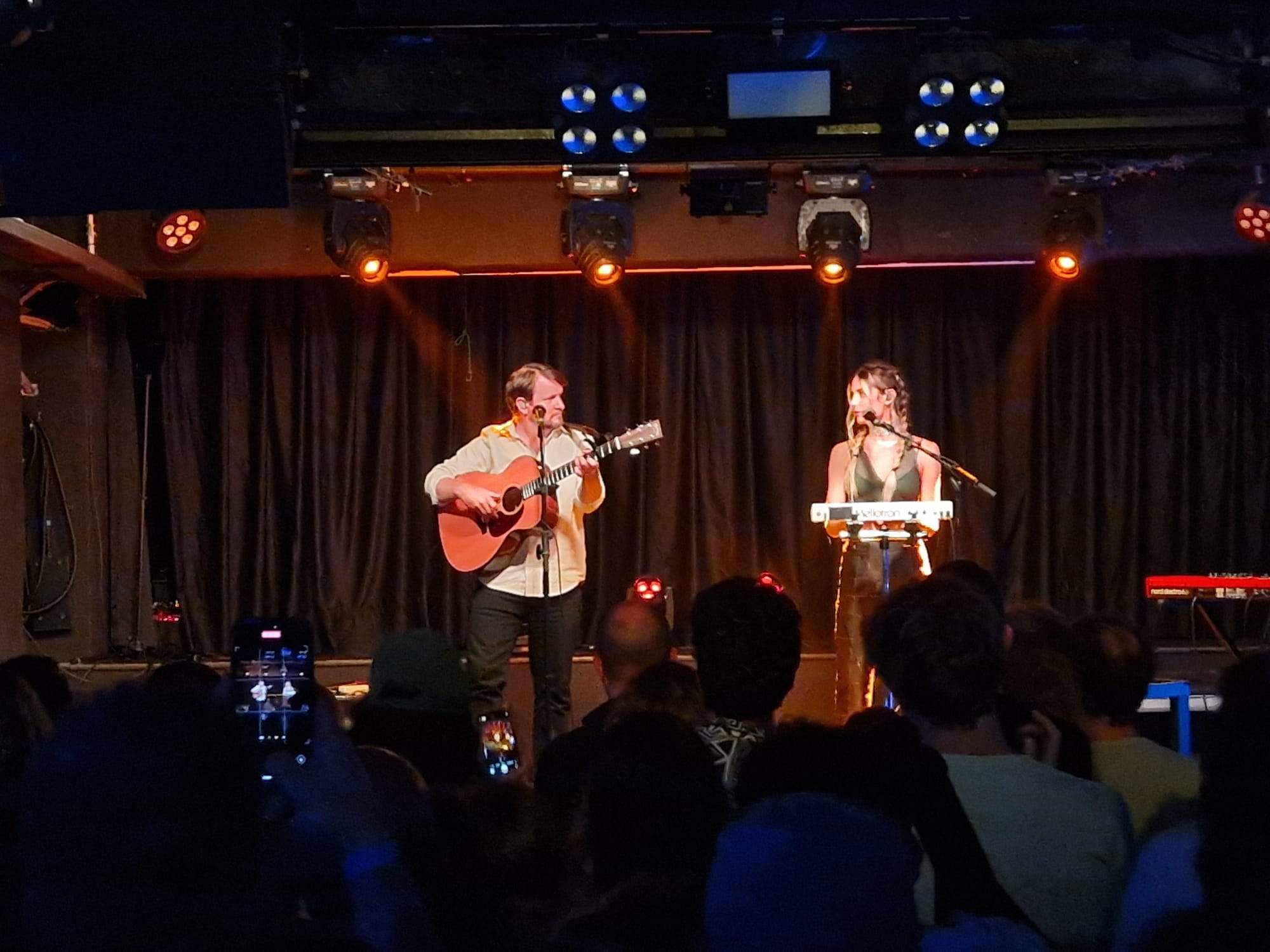 El folk melódico de Ocie Elliott impregna la sala Wolf de Barcelona