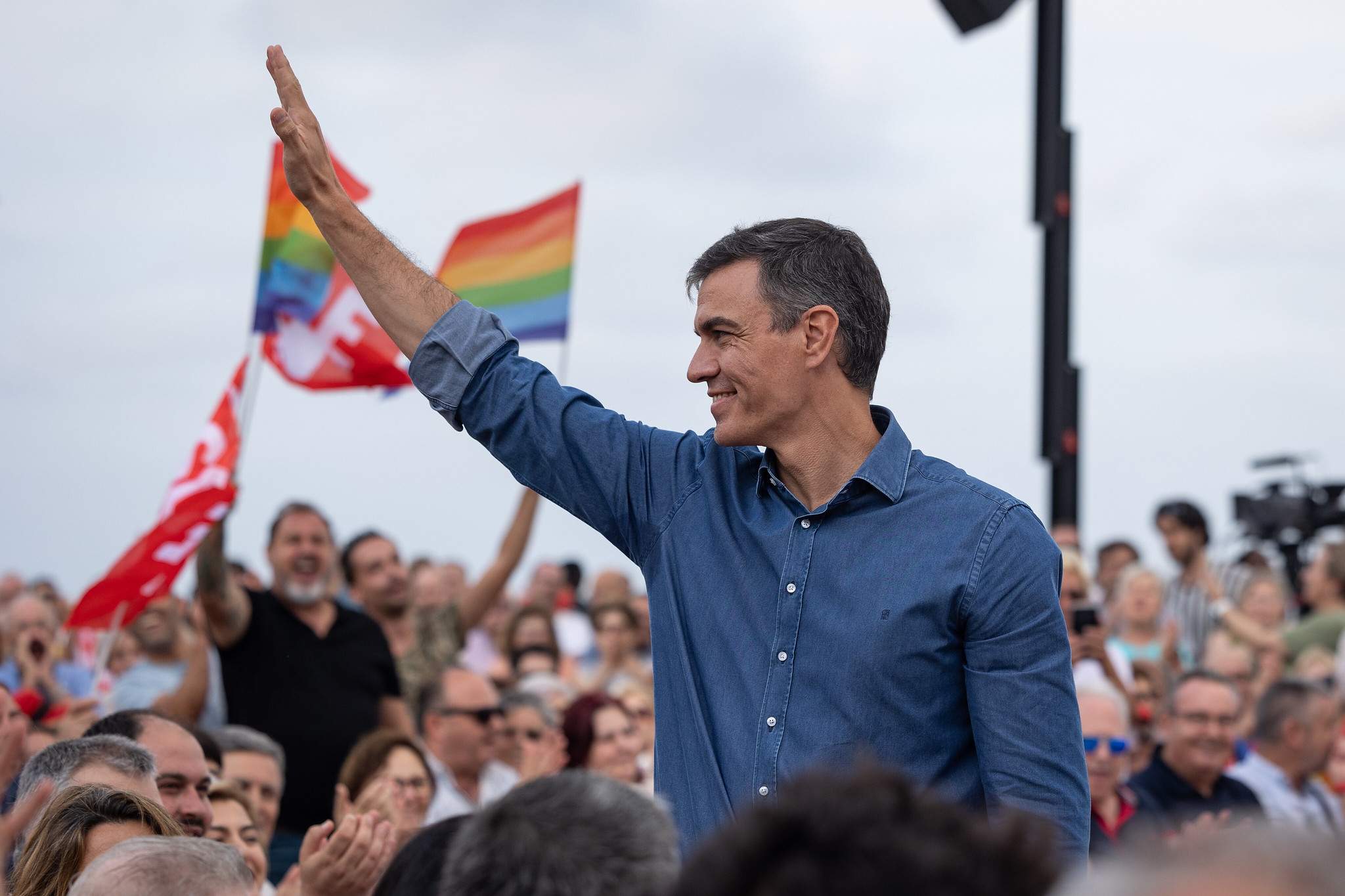 Sánchez avisa del retorno de los "hombres de negro" para recortar: "Se pueden añadir los de la motosierra"