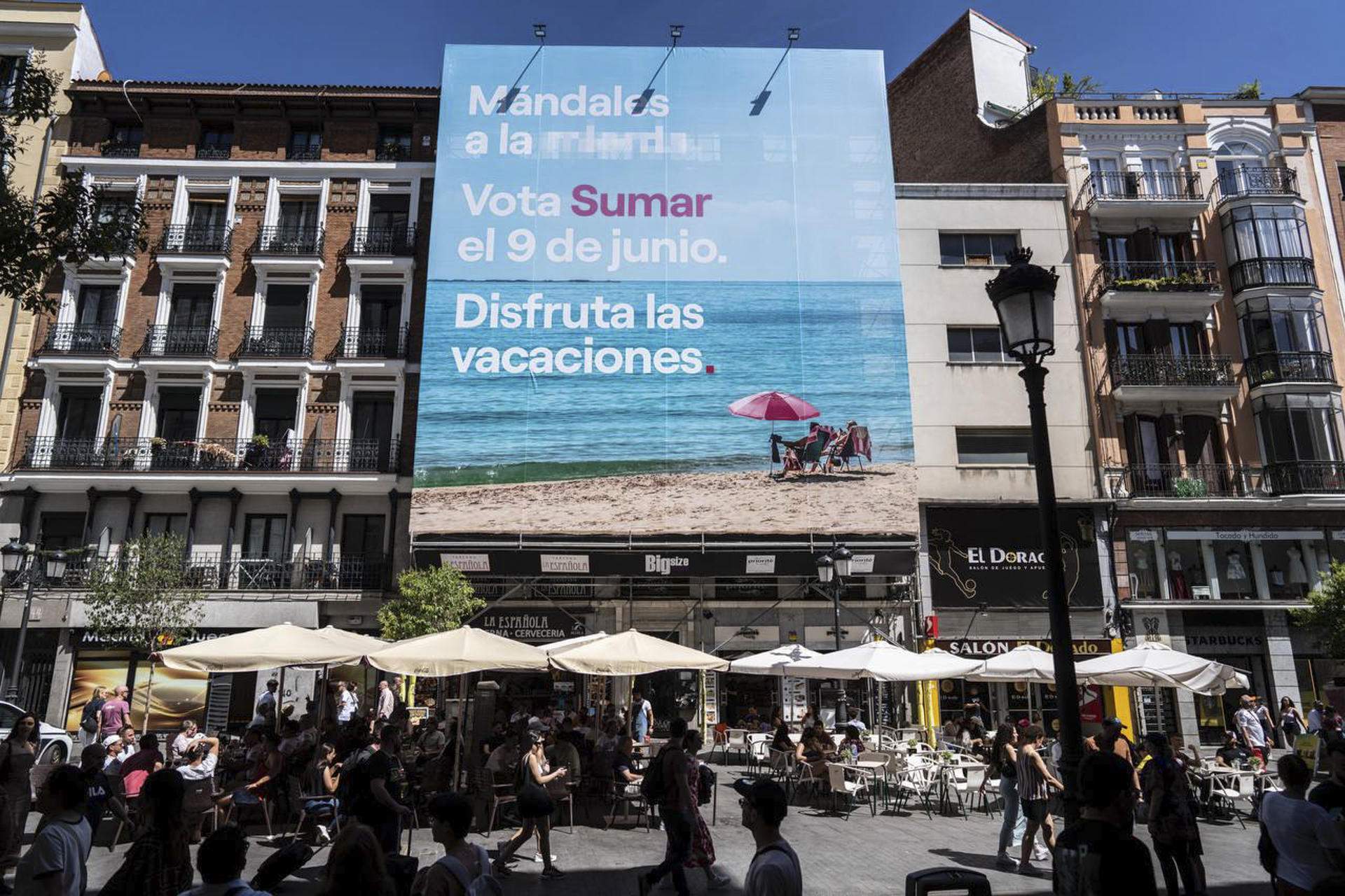 Sumar despliega una lona que anima a los votantes a "mandar a la mierda" a la derecha el 9-J