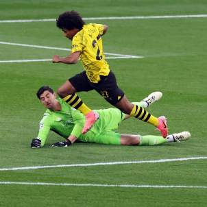 Adeyemi regateando a Courtois EFE