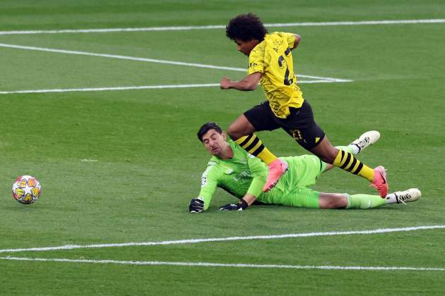 Adeyemi regatejant Courtois EFE Adeyemi regatejant Courtois EFE
