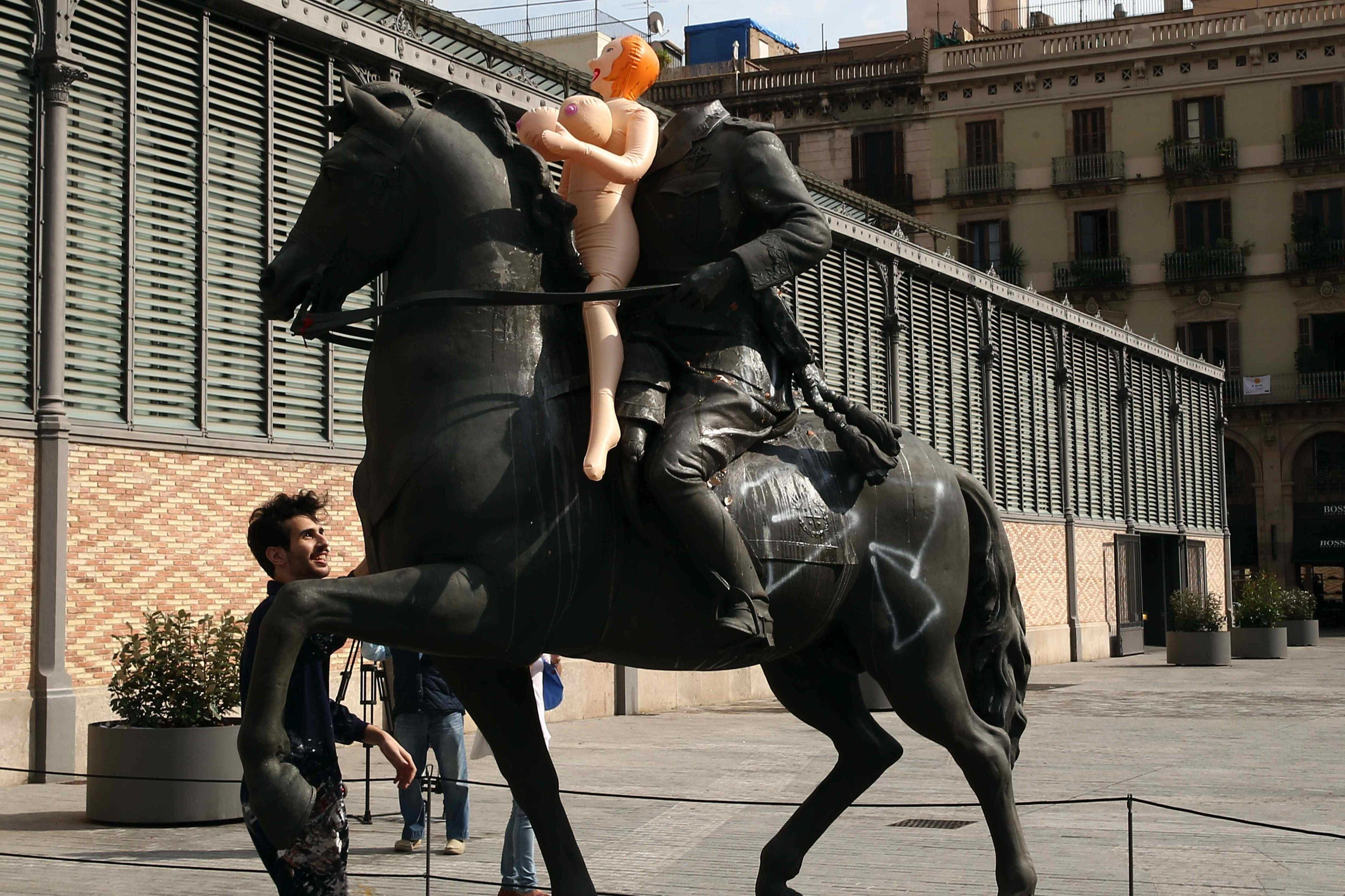 Col·loca una nina inflable a l'estàtua de Franco al Born
