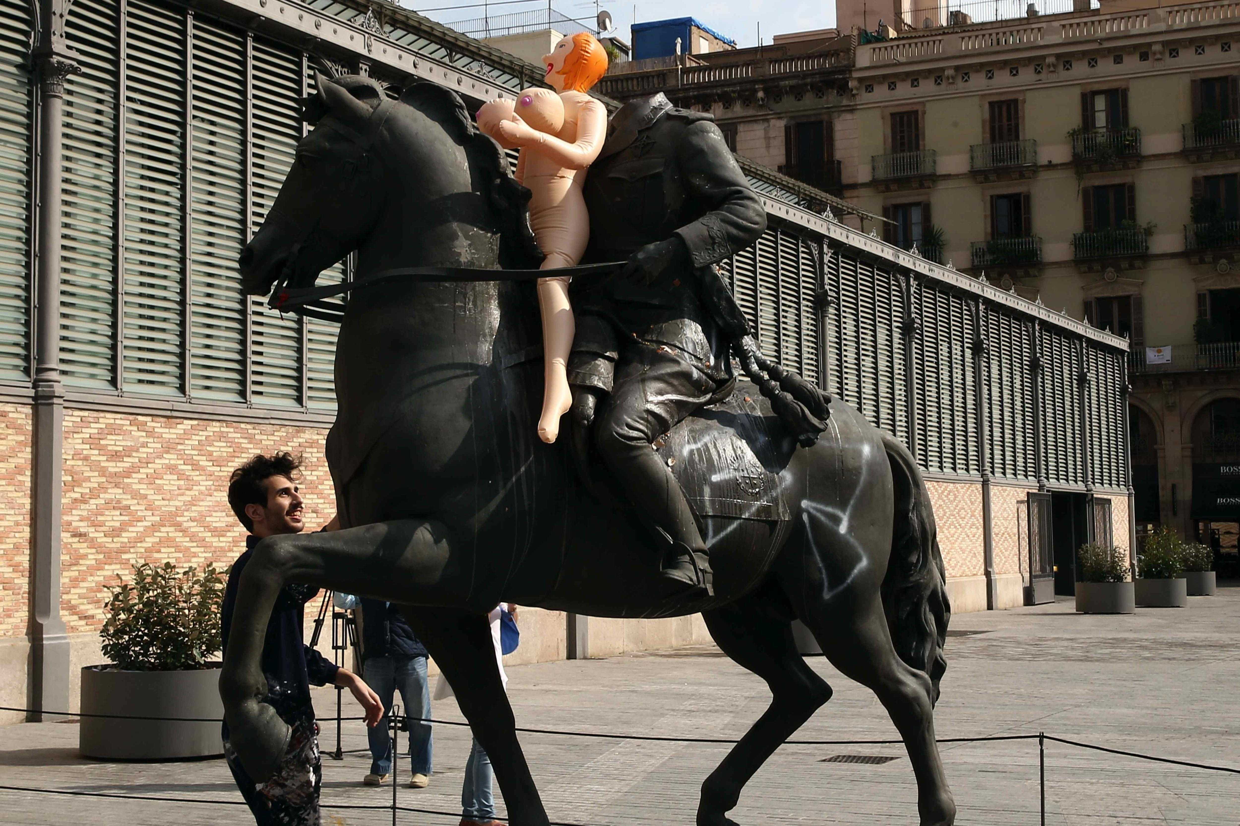 Encaja una muñeca hinchable en la estatua de Franco en el Born