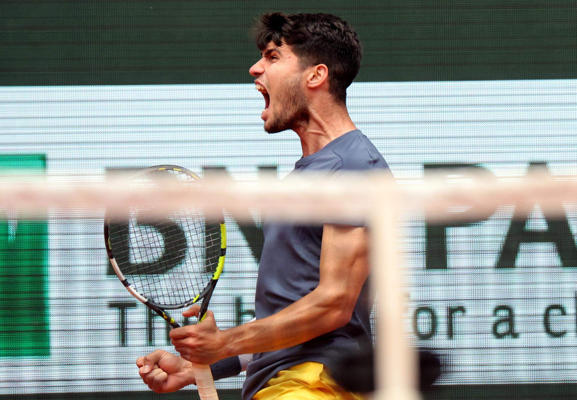 Carlos Alcaraz muerde a Félix Auger-Aliassime y pone la directa en Roland Garros