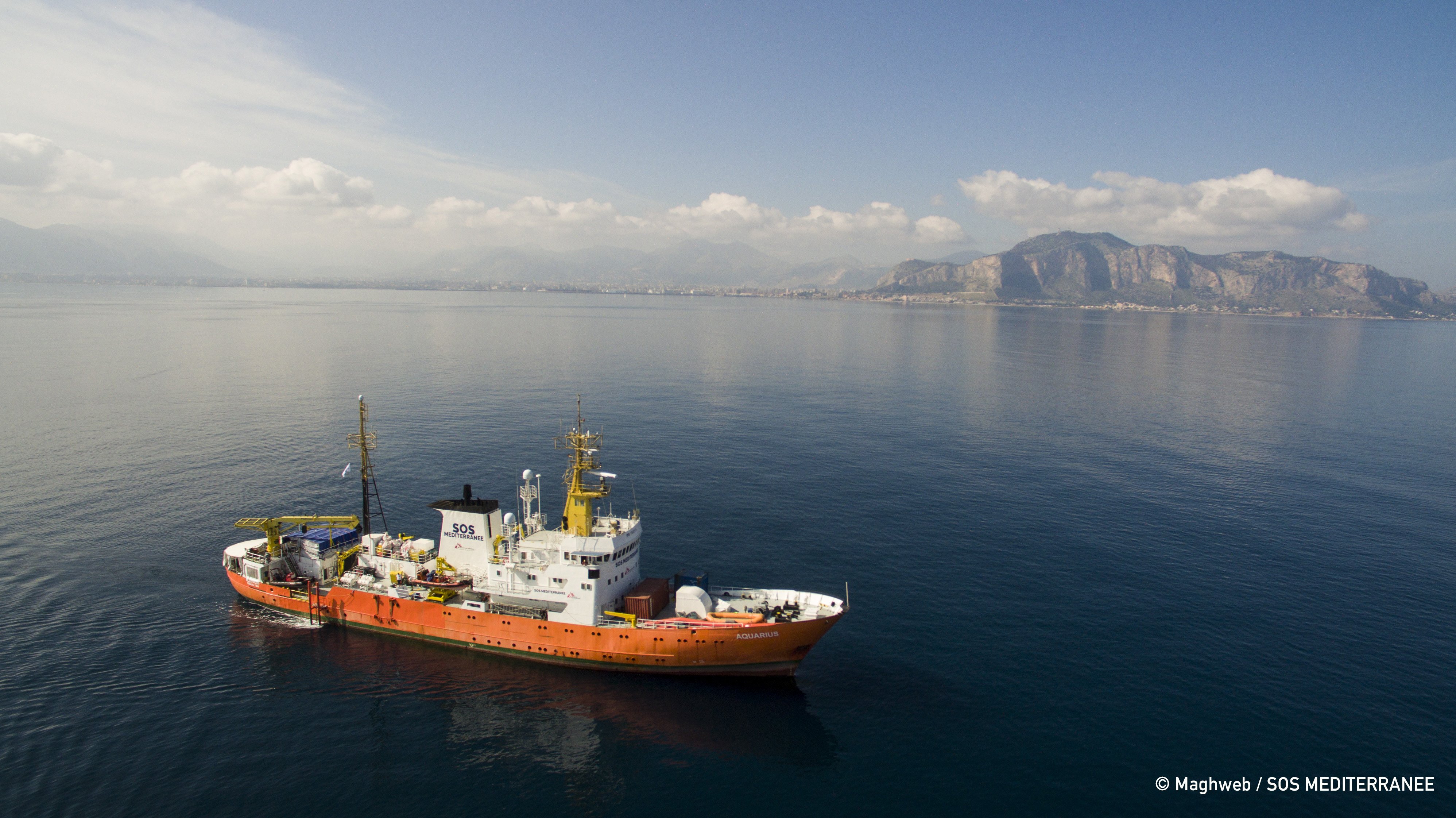 El 'Aquarius', rumbo a València escoltado por la Marina italiana