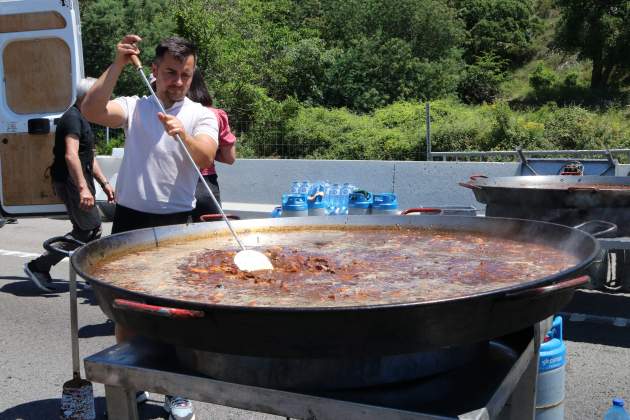 Paella gegant per als pagesos de l'AP-7 / Foto ACN Paella gegant per als pagesos de l'AP-7 / Foto ACN