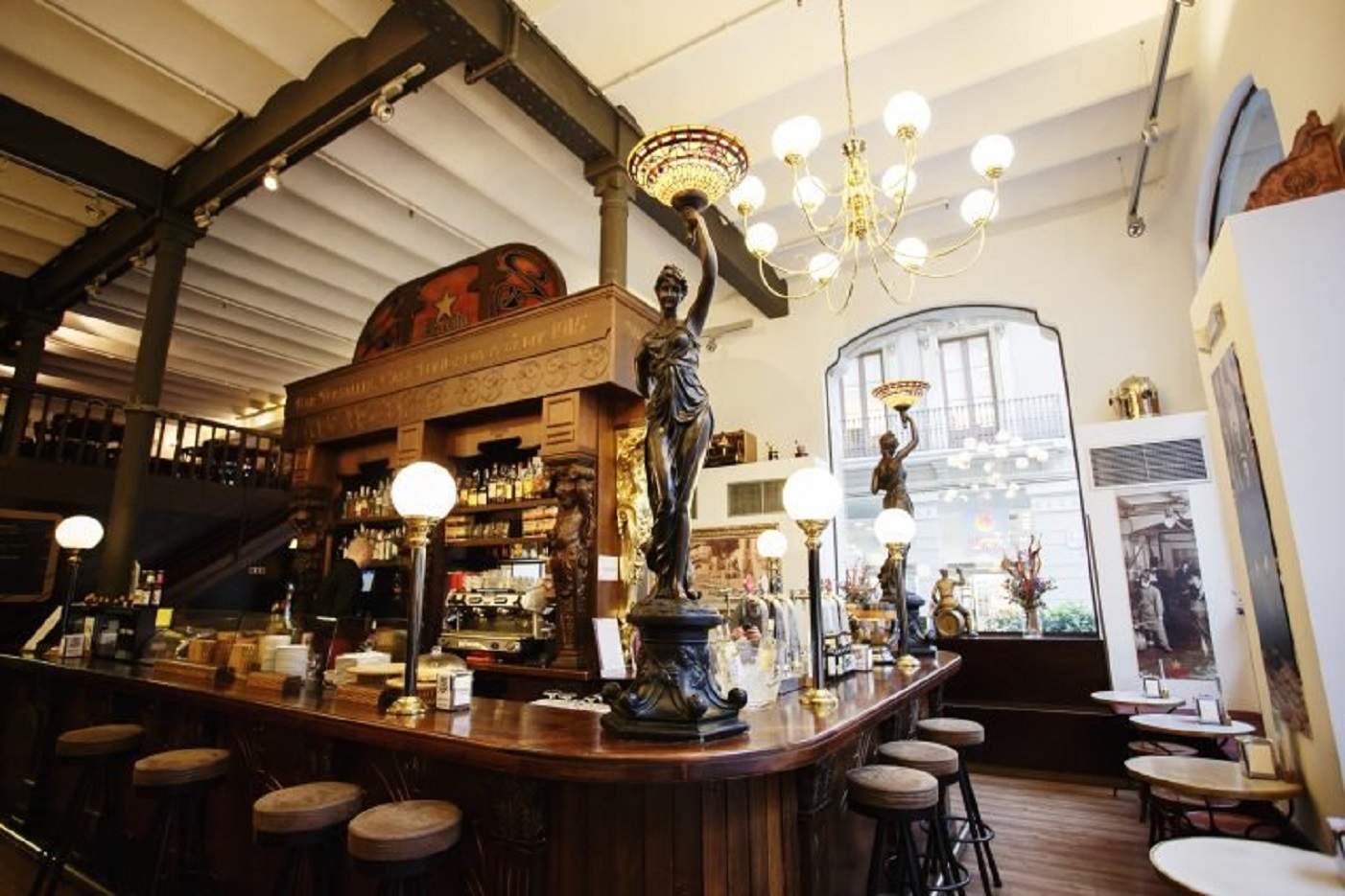Cierra un bar centenario de Sant Andreu después de 110 años sirviendo en el barrio