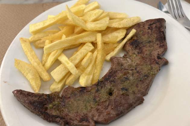 Hígado de ternera con patatas – Bar Agustí – Rosa Molinero Trias Hígado de ternera con patatas – Bar Agustí – Rosa Molinero Trias