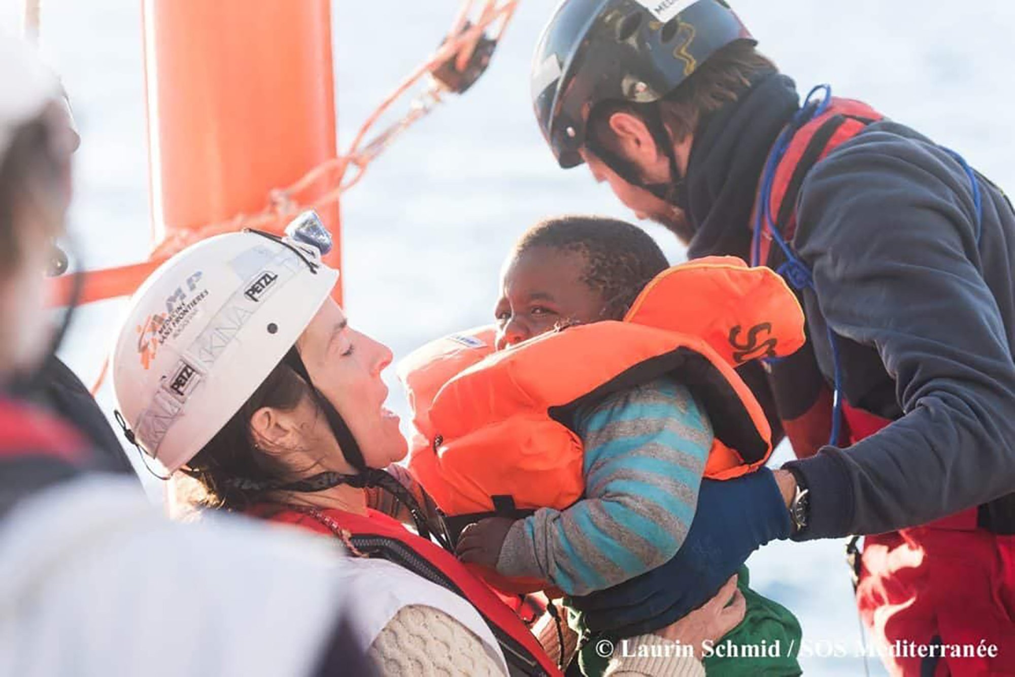 França ofereix acollir migrants de l'Aquarius