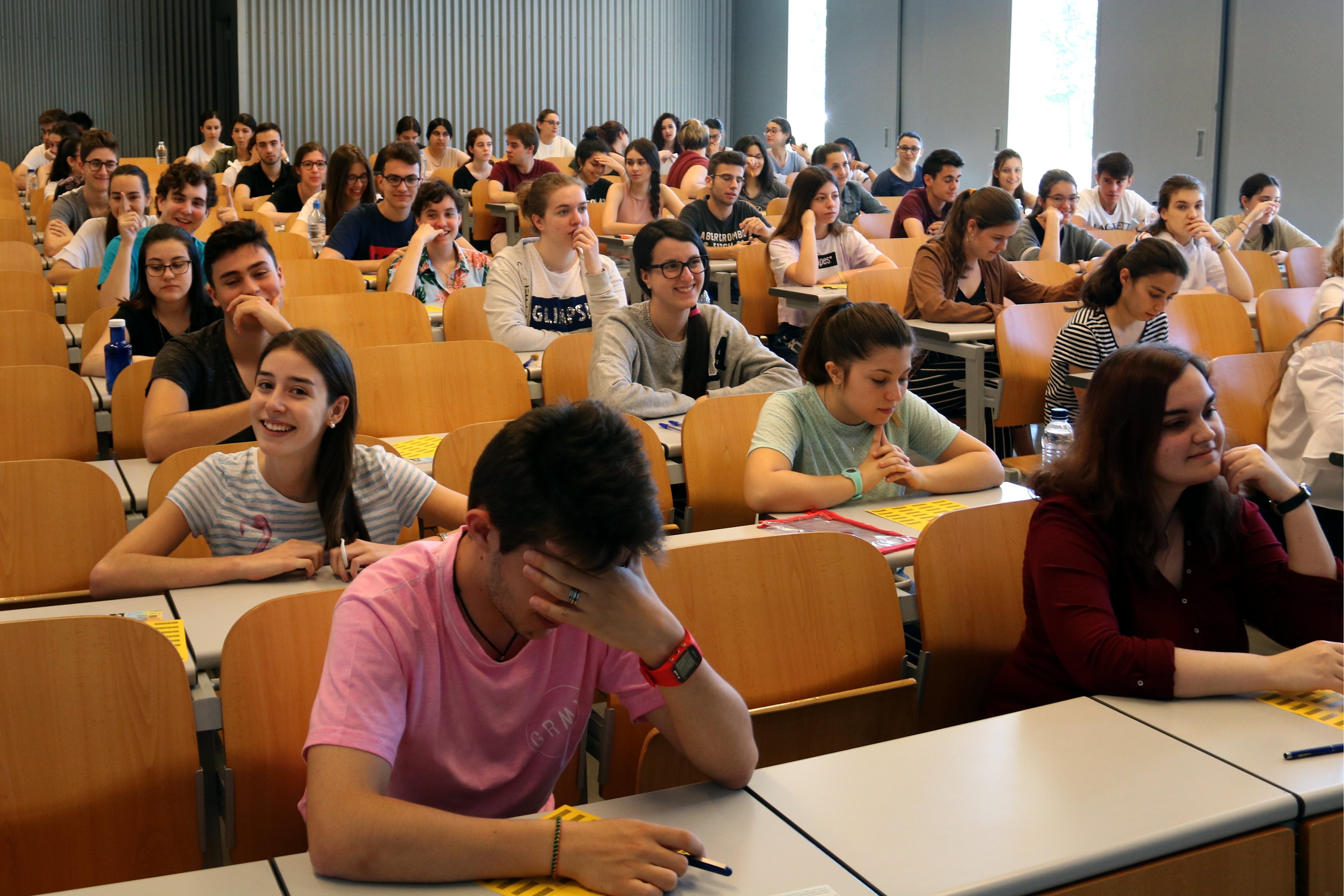 Dos chicas empatan en la mejor nota de la selectividad en Catalunya