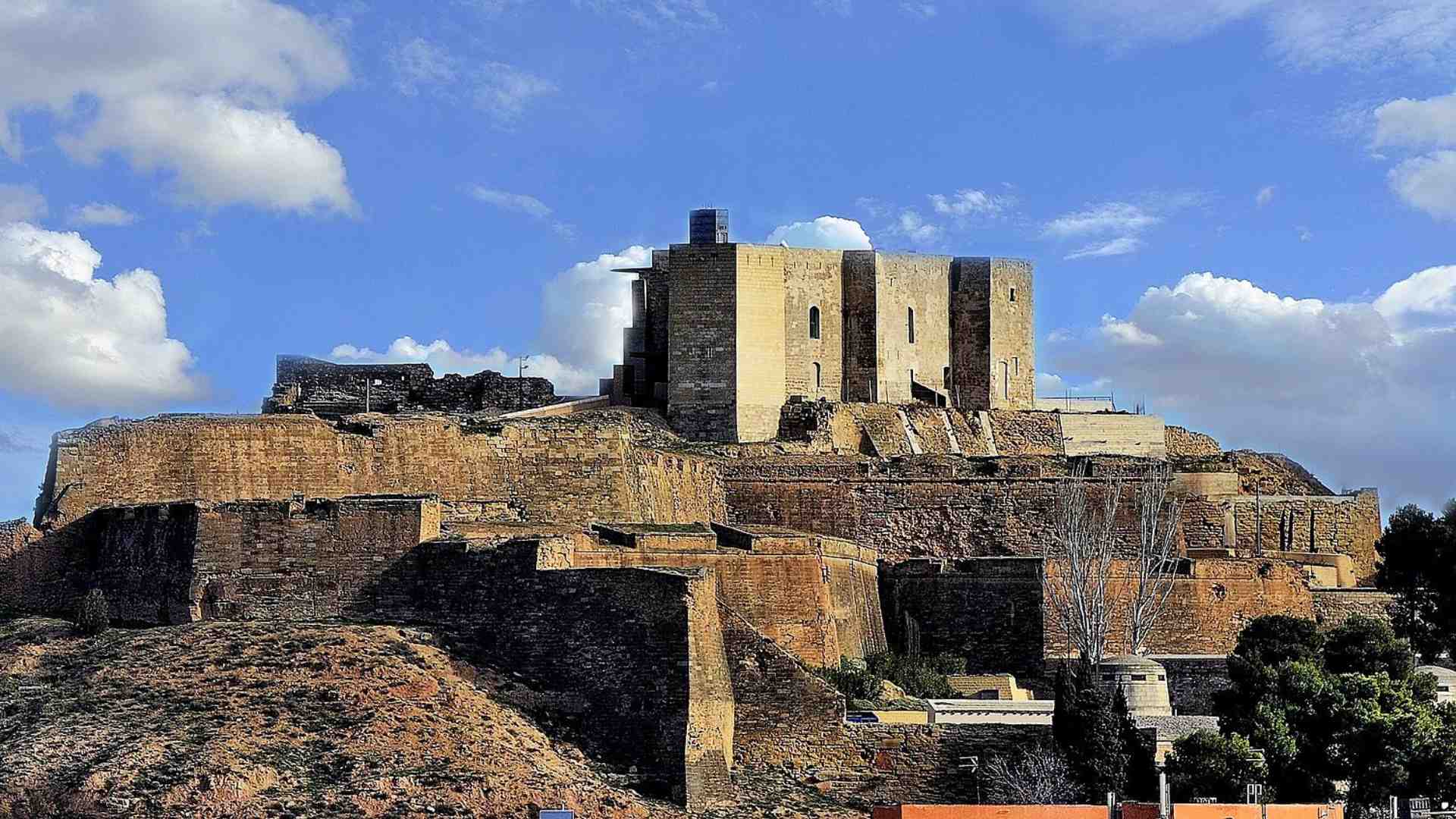 Es uno de los castillos medievales con más encanto de Catalunya y casi nadie le conoce