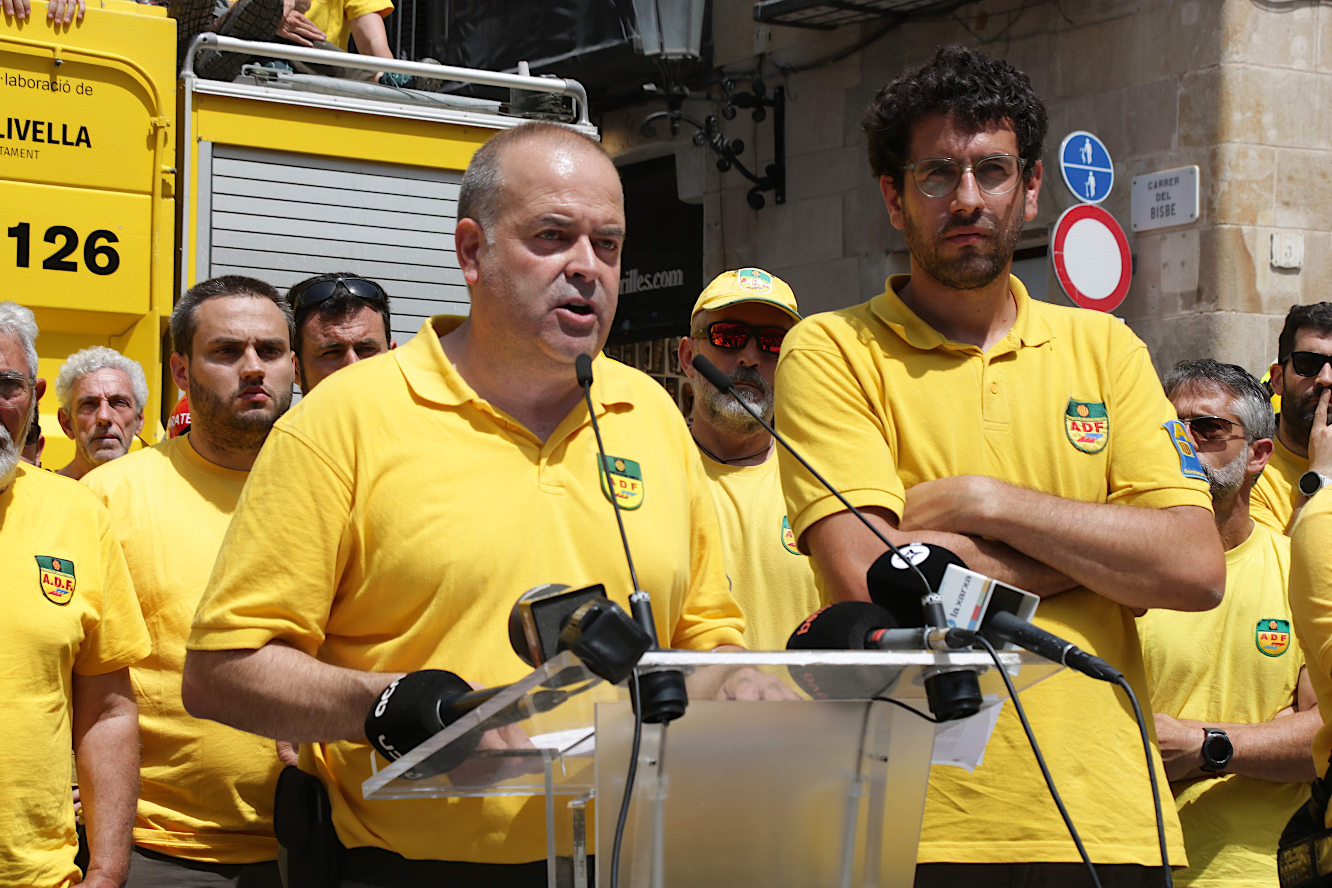 Las ADF ocupan Sant Jaume para exigir no quedar excluidas del plan de Intervención de los Bombers