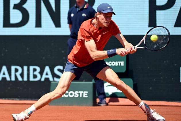 Jannik Sinner exectua un revés a Roland Garros / Foto: EFE Jannik Sinner exectua un revés a Roland Garros / Foto: EFE