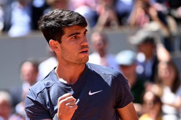 Carlos Alcaraz celreba un punt en Roland Garros / Foto: EFE Carlos Alcaraz celreba un punt en Roland Garros / Foto: EFE