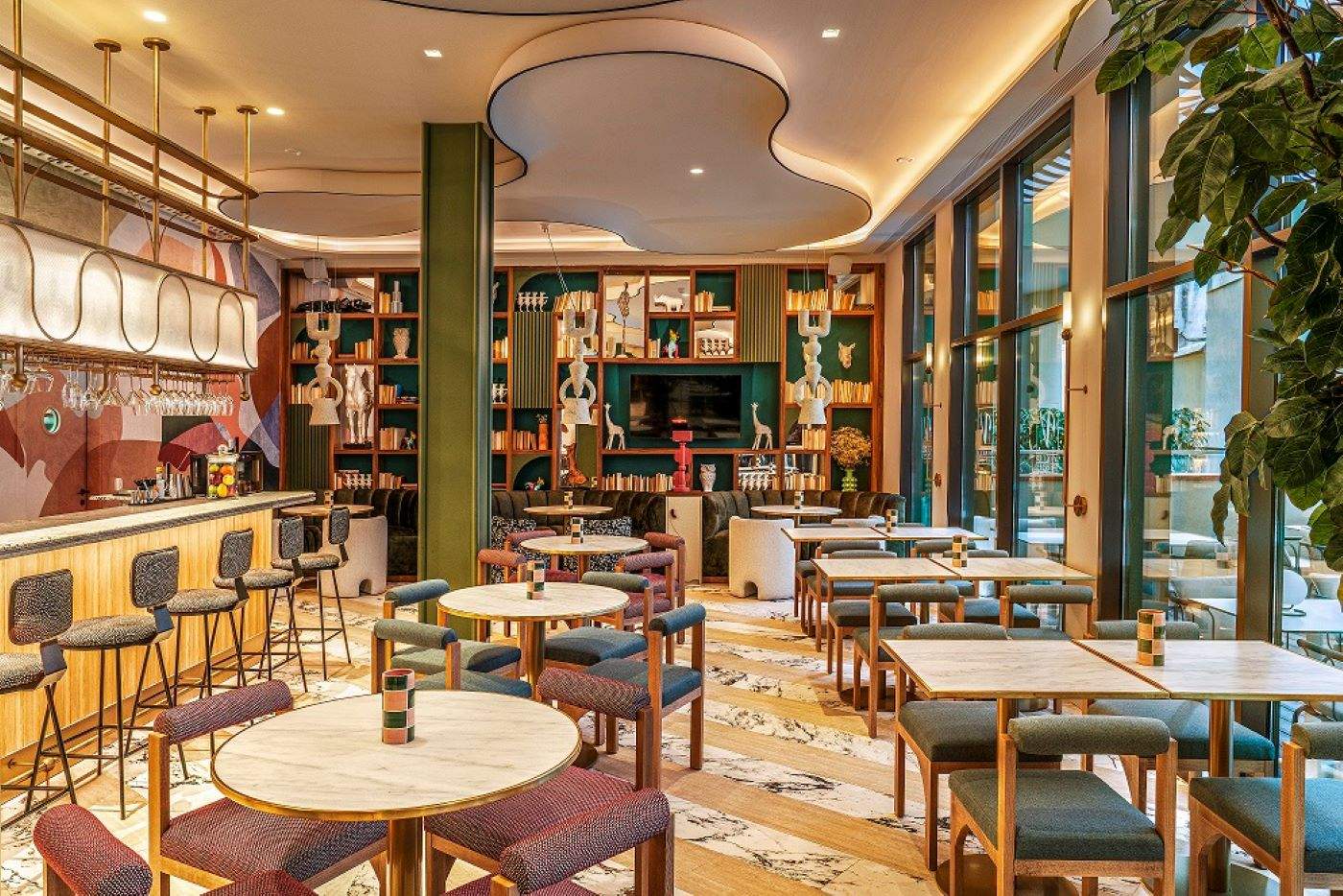 El restaurante de Urquinaona lleno de colores estridentes y platos de genio de sabores diferentes