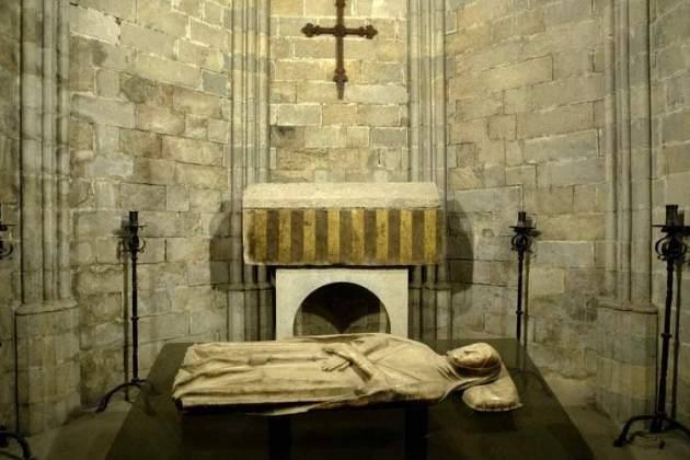 Sepulcro de la condesa Ermessenda. Fuente Catedral de Girona Sepulcro de la condesa Ermessenda. Fuente Catedral de Girona