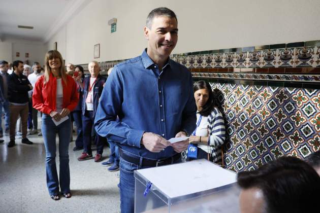 pedro sanchez votant a les eleccions europees. EFE pedro sanchez votant a les eleccions europees. EFE