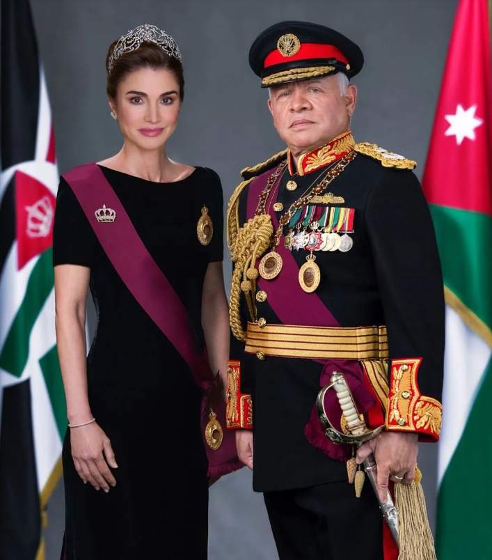 Retrato oficial dles reyes jordanos por|para los 25 años de reinado Retrato oficial dles reyes jordanos por|para los 25 años de reinado