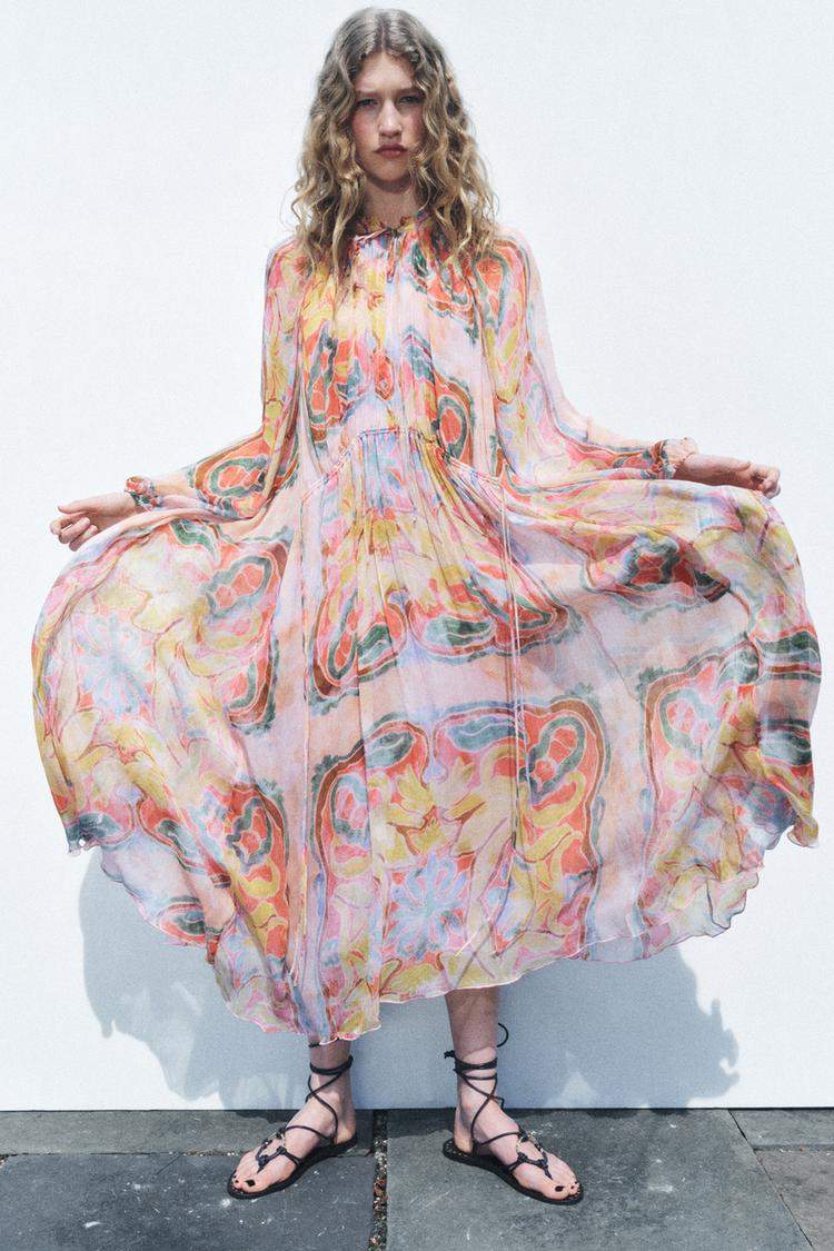 Li donem un 10 al vestit midi estampat i vaporós de Zara que escau tinguis la talla que tinguis