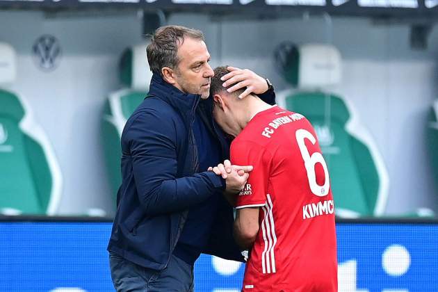Hansi Flick consuela a Kimmich en el Bayern de Múnich / Foto: Europa Press Hansi Flick consuela a Kimmich en el Bayern de Múnich / Foto: Europa Press