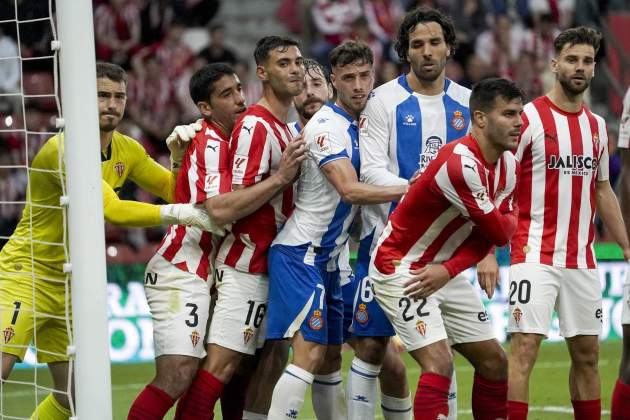 L'Sporting de Gijón defensa un còrner contra l'Espanyol / Foto: EFE L'Sporting de Gijón defensa un còrner contra l'Espanyol / Foto: EFE